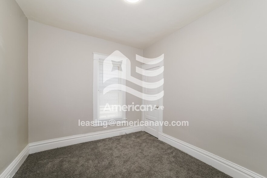 Building Photo - 2222 N Sheridan Rd