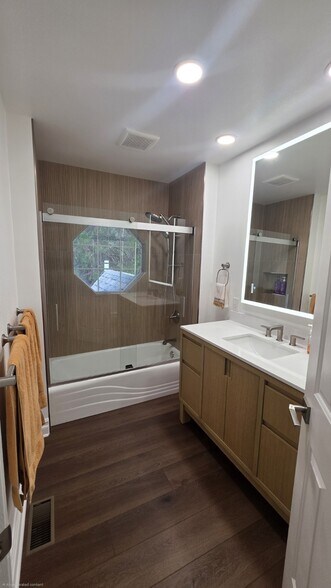 Building Photo - 321 Emerald Dr