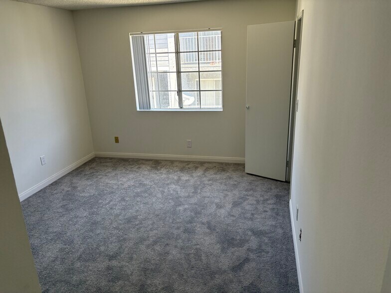 Master bedroom with walk in Closet - 18071 Beneda Ln