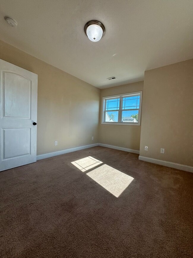 Building Photo - Sensational on Sundown