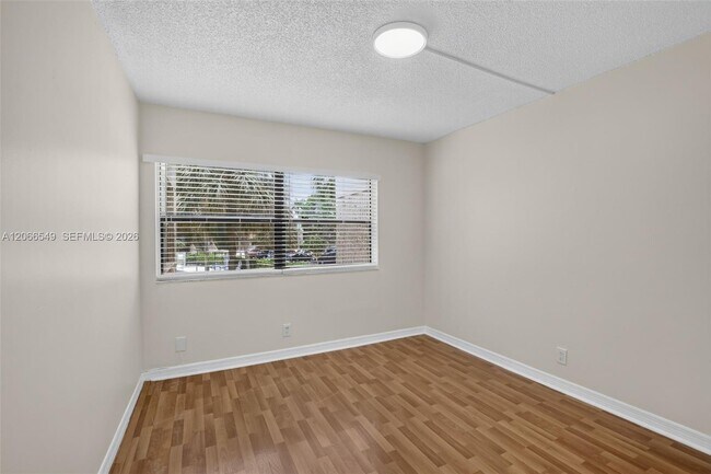 Building Photo - 220 Lakeview Dr