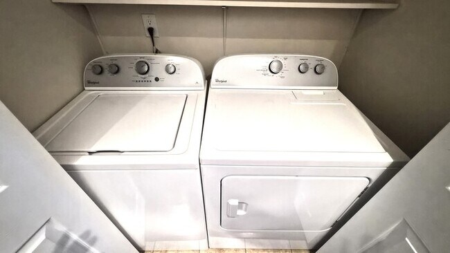 Building Photo - Great Two Bedroom Townhouse Convenient to Downtown Greenville!