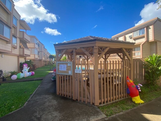 Building Photo - TOWNHOUSE - 3 BED/ 2 BATH/ 1 PARKING AT HARBOR POINTE (Just Listed)