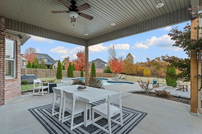 Building Photo - 504 NE Green Creek Rd