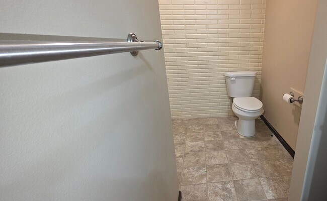 Building Photo - 2000 Square feet Duplex Southeast! $1195 Yard Care INCLUDED!