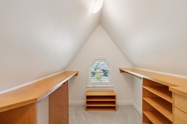 Building Photo - Beautiful, Old-World-style Home in the Heart of Central Menlo Park
