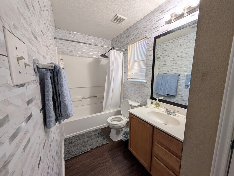 Building Photo - 5303 Viewpoint Dr