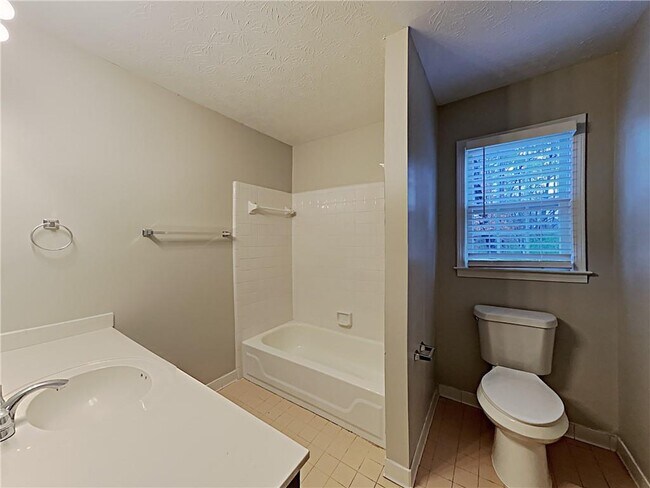 Building Photo - 820 Providence Dr