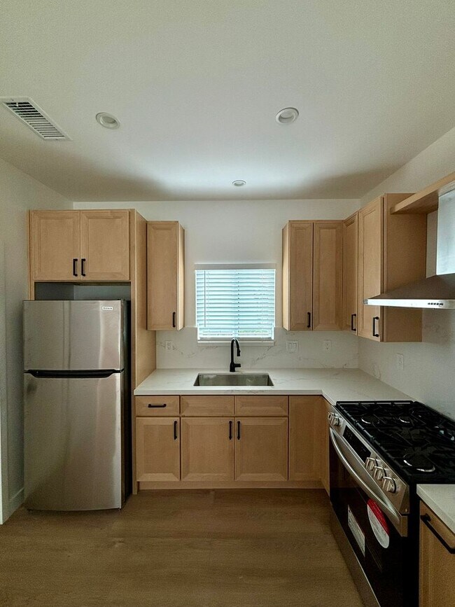 Building Photo - 212 - Carpinteria Asset Mgmt LLC (Walnut duplex)