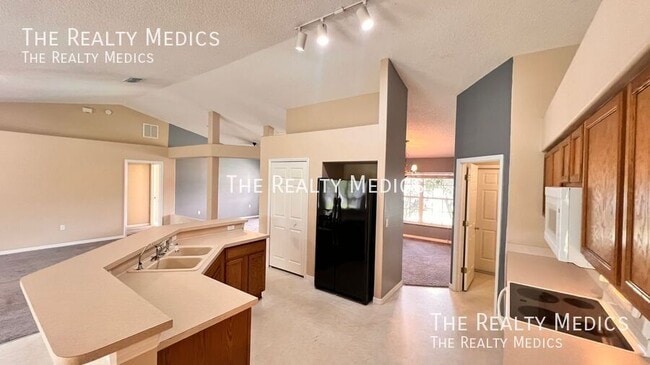 Building Photo - 1553 Ross Dr