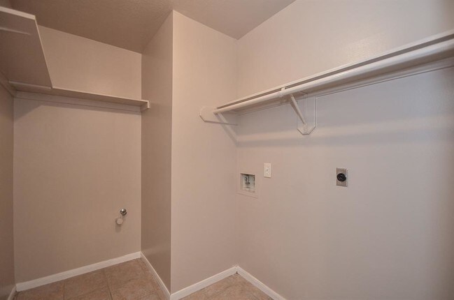 Building Photo - 6327 Drake Elm Dr