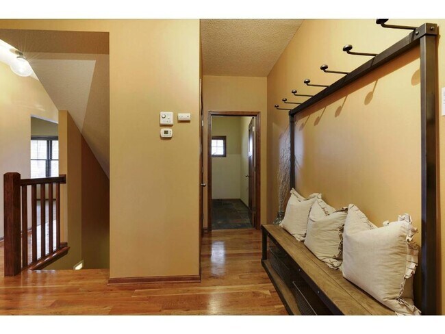 Building Photo - Woodbury, Stylish & Spacious Home Near Sho...