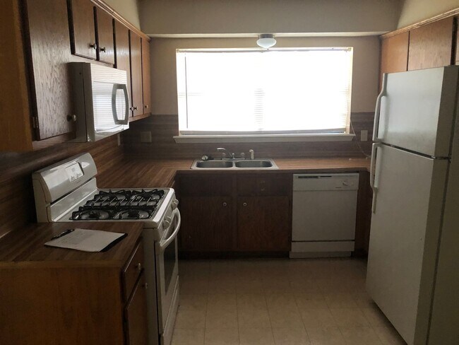 Building Photo - Bryan - 3 Bedroom - 2 Bath -1 vehicle garage - Fenced in back yard - House.