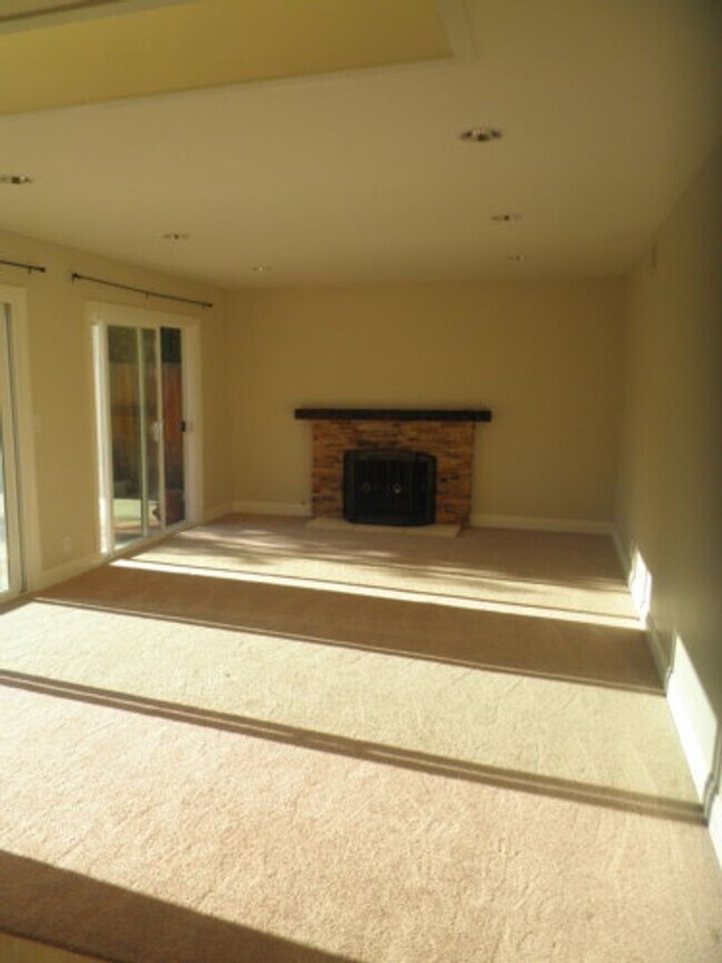 Building Photo - 3 BEDROOM + 2 BATHROOM HOUSE IN NEWBURY PARK