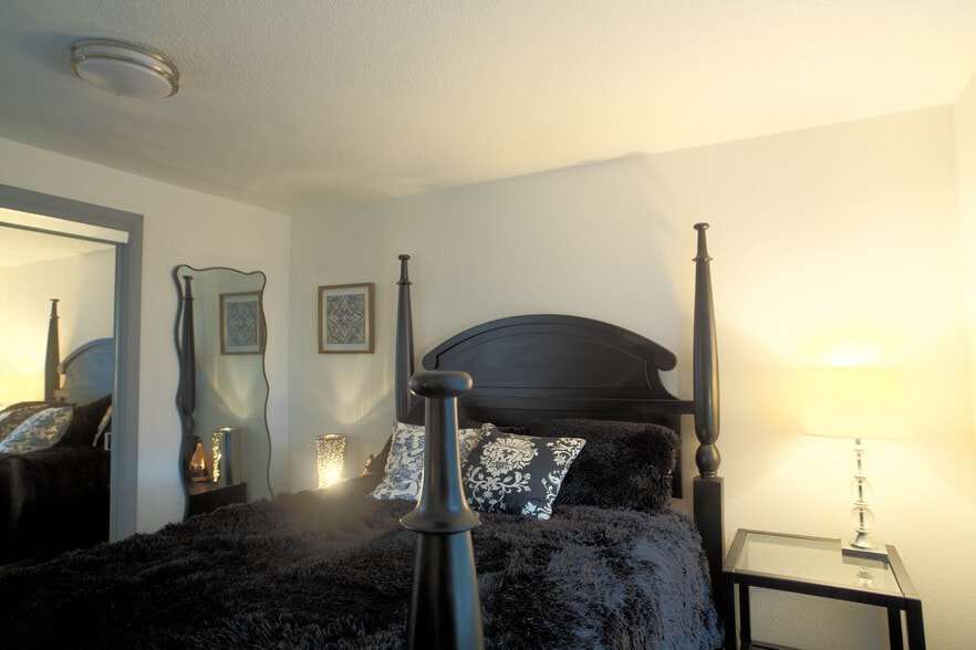 Upstairs room 'black swan' - 1114 Pawnee Ln