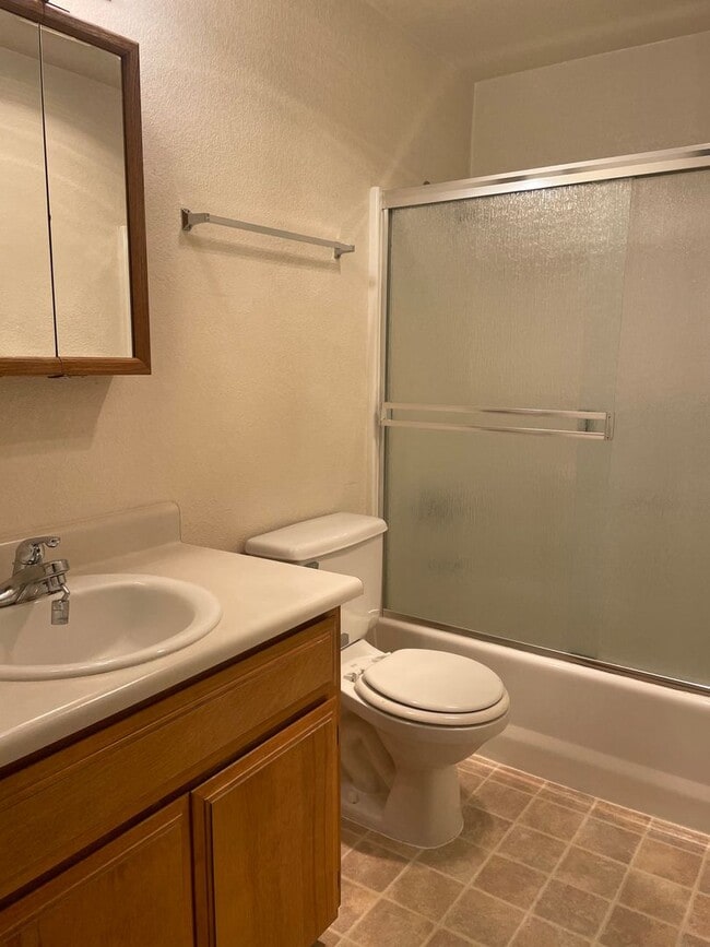 Building Photo - Very Nice 2 Bedroom 1 Bath Duplex in Grant...