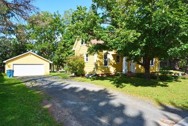 Building Photo - Beautiful 3-Bed 1.5-Bath Home in Forest La...