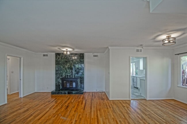 Building Photo - Incredibly Charming & Bright 3BR2BA Home w...