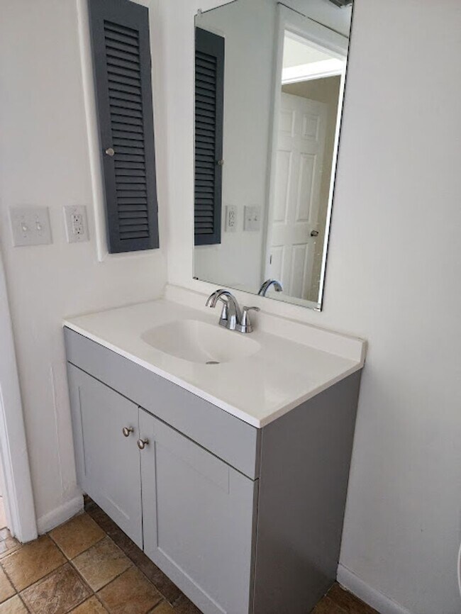 Building Photo - 2 Bedroom 2 Bath Home Fenced Backyard!! Ca...