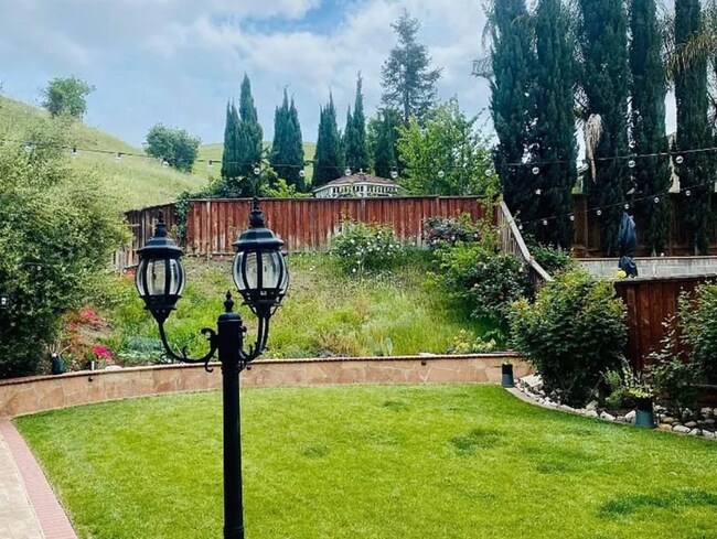 Building Photo - Beautiful & Spacious 5bd House