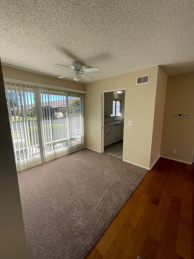 Building Photo - Great location in Camarillo - Las Posas Garden