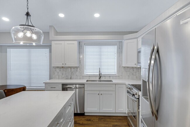 Building Photo - 4 Bedroom/2 Bathroom Remodeled home with S...
