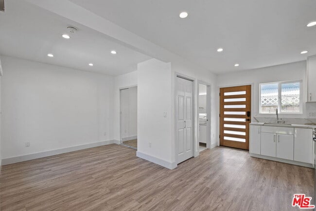 Building Photo - 6229 Sylvia Ave