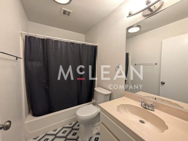 Building Photo - Stylish 2-Bedroom Condo with Stunning View...
