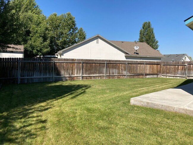 Building Photo - 928 N Middlemist Pl - Awesome Backyard, Go...