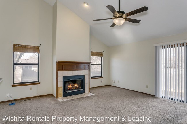 Building Photo - 3 br, 2 bath Apartment - 580 W. 3rd 580 W 3rd