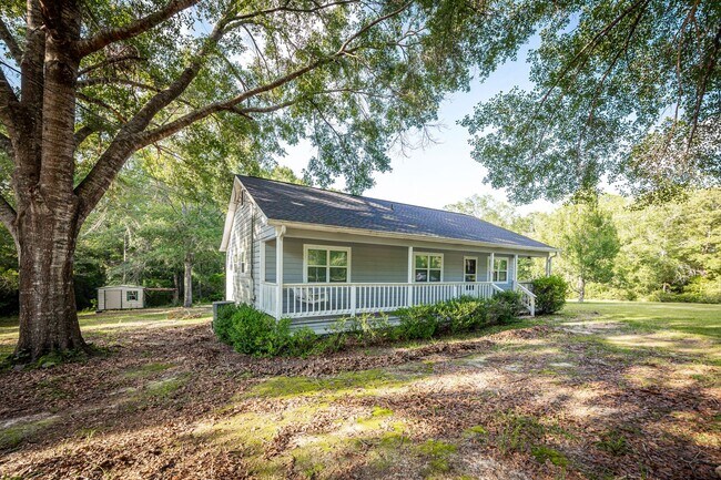 Building Photo - Peaceful Country Living on 2.4 Acres in Saucier