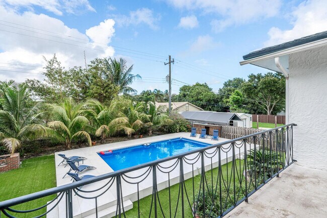 Building Photo - 809 SW 14th Ct