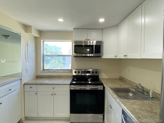 Building Photo - 9180 Fontainebleau Blvd