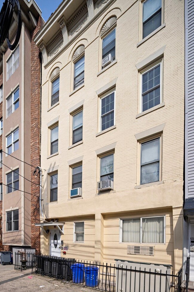 Building Photo - 513 Monroe St