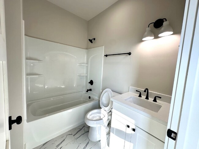 Building Photo - 9 Walnut St NE