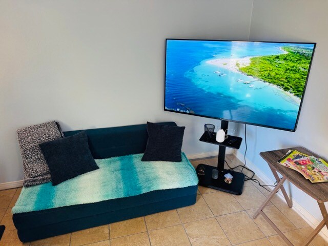 Building Photo - Rebecca