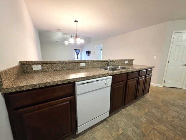 Building Photo - 102 Hunter's Way