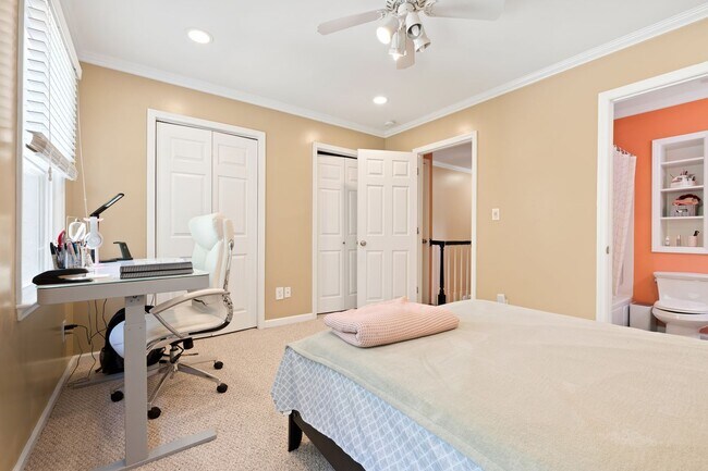 Building Photo - Sunlit Downing Creek townhome with private deck, open layout, and easy access to Duke, UNC, and RTP.