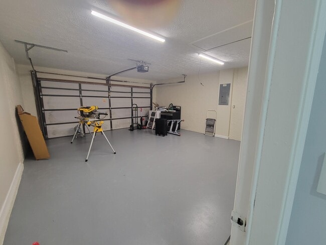 Building Photo - 2050 SE Camilo St
