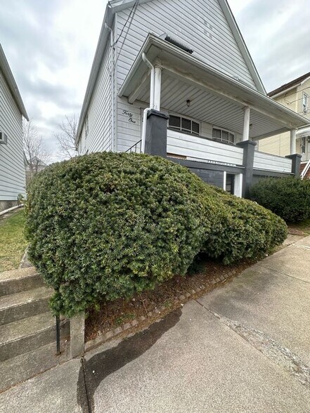 Primary Photo - 41 W Field St
