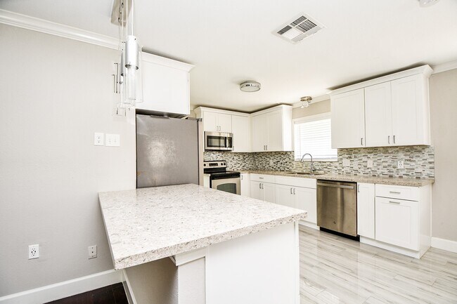 Building Photo - 4310 Woodvalley Dr