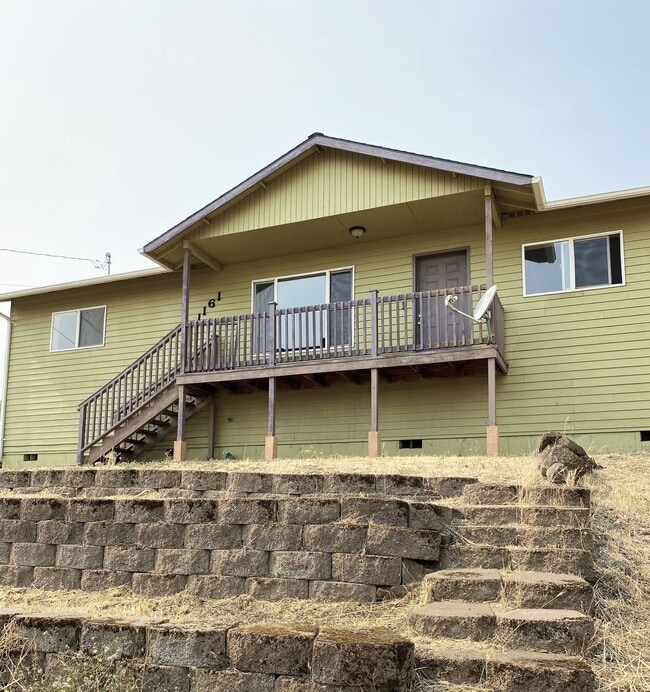 Building Photo - Spacious Well Maintained 3 Bedroom - 1 Bat...