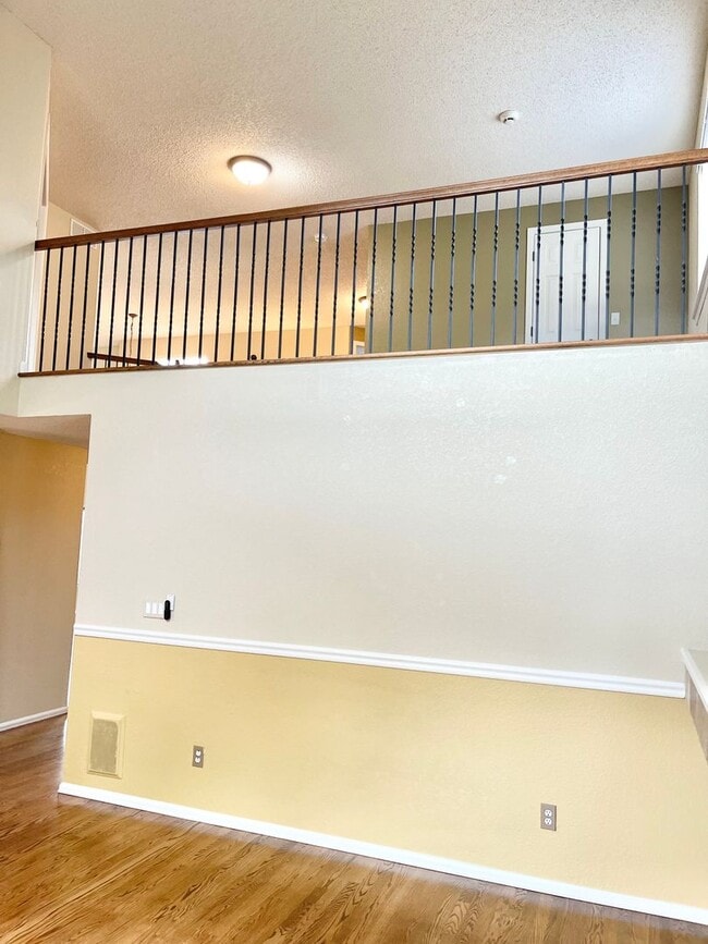 Building Photo - Large Clean Home in Aurora