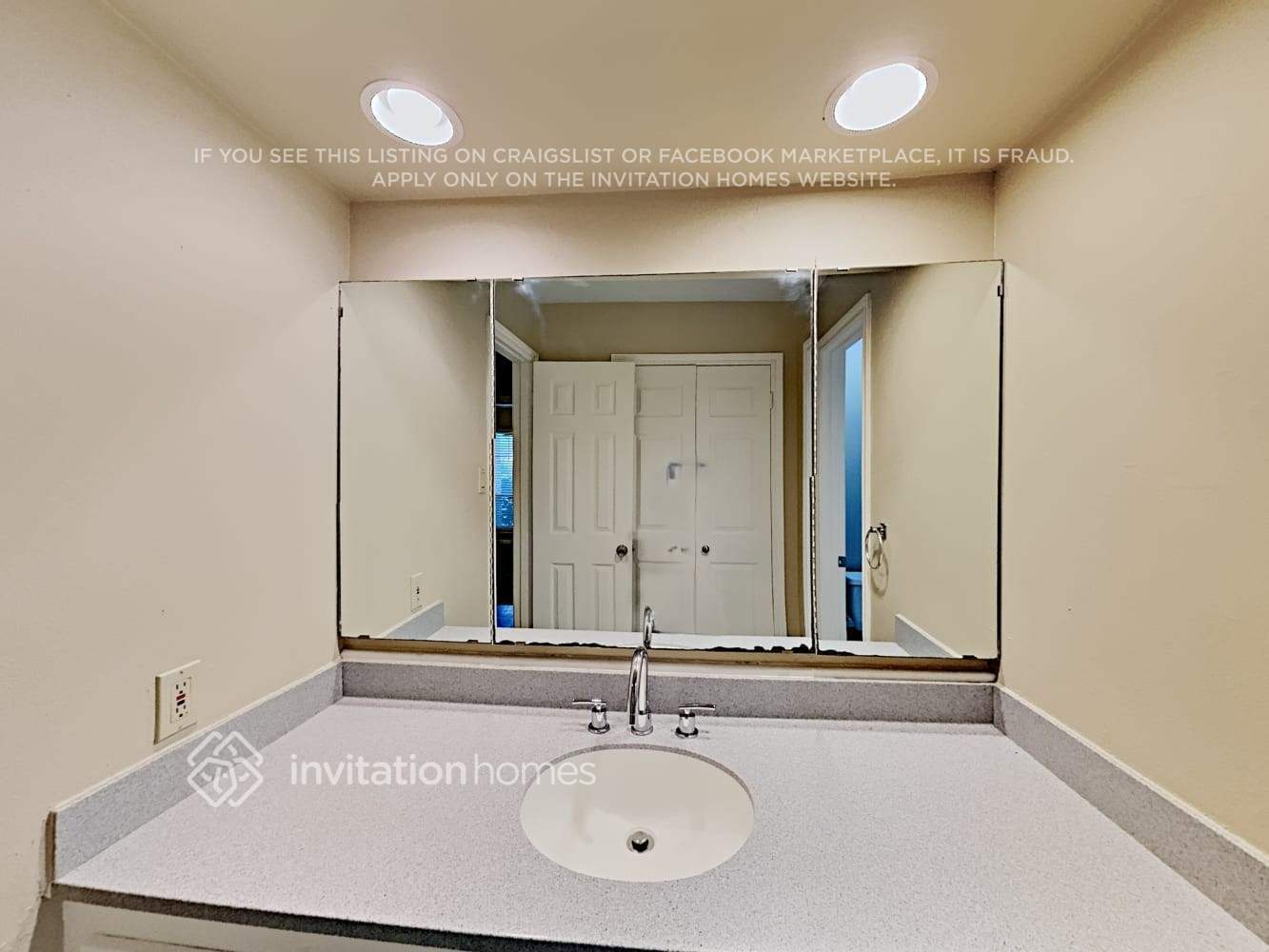 Building Photo - 15019 Seahorse Dr