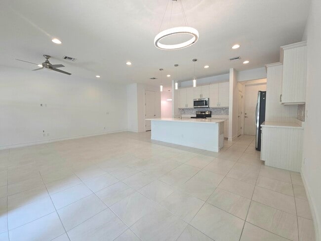 Building Photo - 91 Palm Ln