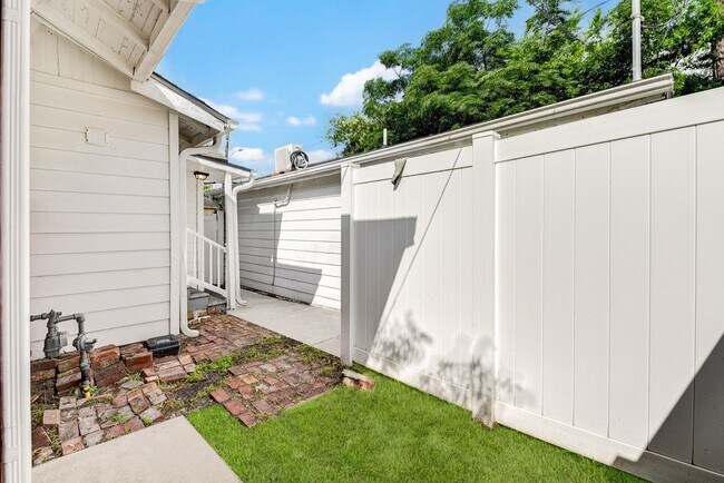 Building Photo - 3 Bed 2 Bath Fenced Home!