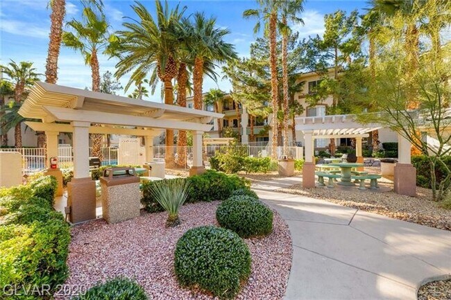 Building Photo - MOVE IN READY! 3 BEDROOM- GUARD GATED COMM...