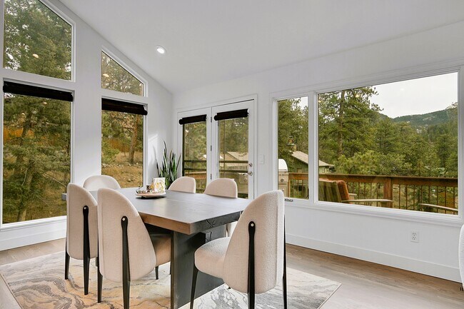 Building Photo - 28384 Kinnikinick Rd