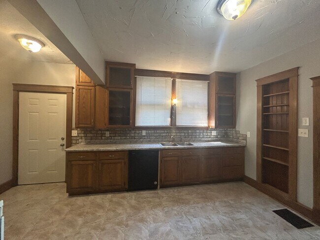 Building Photo - 3 Bedroom with a bonus room in East Davenport