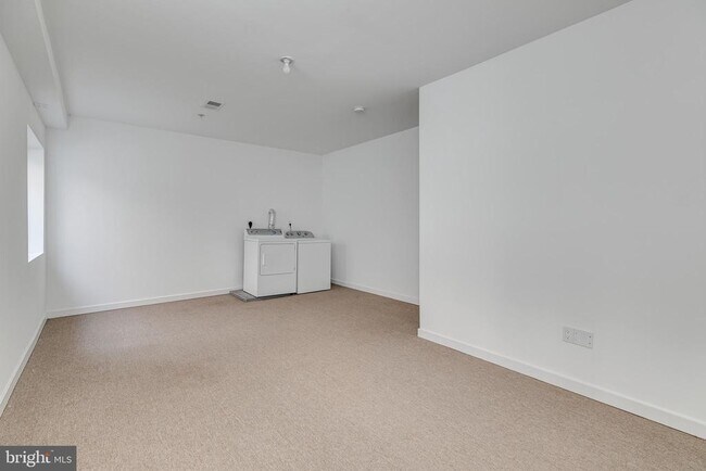 Building Photo - 220 W George St